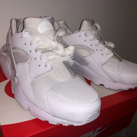 Nike Shoes - NIKE HUARACHE WOMENS 7 Nike Shoes - NIKE HUARACHE WOMENS 7